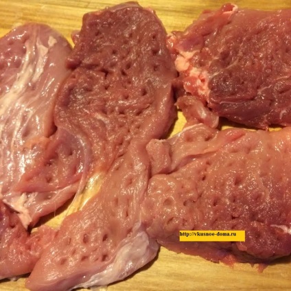 Carne de porc prăjită în sos dulce și acru cu ardei iute și roșii - o casă delicioasă