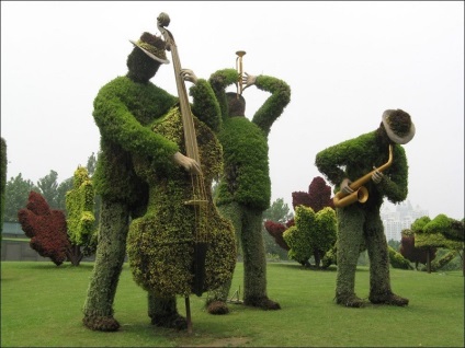 Topiary - arta tăierii figurative a copacilor, pe drum!