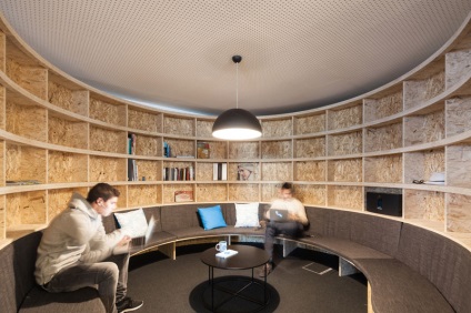 Interiorul unic și luminos al biroului este un proiect de design incredibil