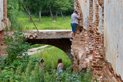 Manastirea Pushchino de pe Nara - ruinele unui magnific palat