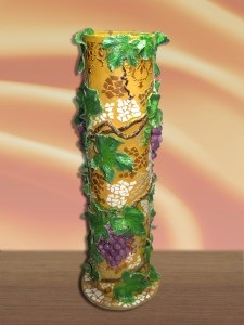 Vaza din aluat sărat, decorată cu crustă de viță de vie și ouă