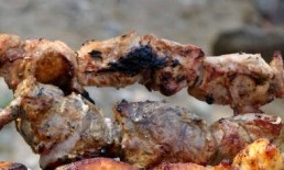 Delicioase shish kebab din carne de porc 