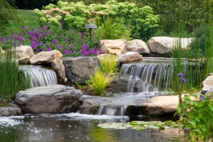 Cascade și cascade farmecul de a cădea apă