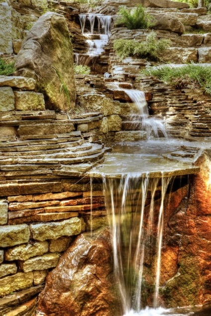 Cascade și cascade farmecul de a cădea apă