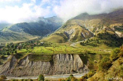 Calea militară-georgiană, castelul-cetatea ananuri și arcul prieteniei