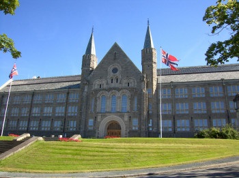 Instituțiile de învățământ superior din Norvegia admit și studiază la universitate și la institut