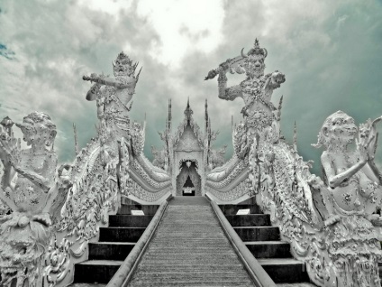 Wat Rong Khun modern művészet egy buddhista templomban