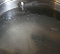 Supa de orz cu carne afumata, mazare verde si reteta de castravete picurate