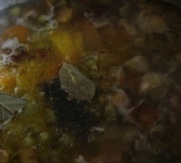 Supa de orz cu carne afumata, mazare verde si reteta de castravete picurate