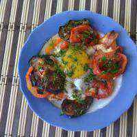 Ouă amestecate cu roșii, vinete, piper și ceapă (rețetă cu fotografie)