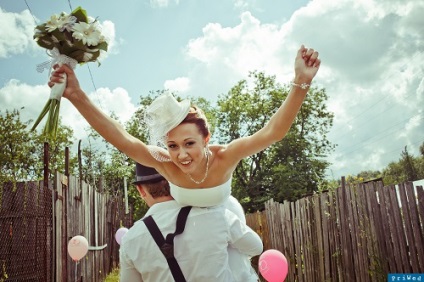 Fülbemászó eredeti ajánlati visszaváltási menyasszony a vőlegény egy esküvőn