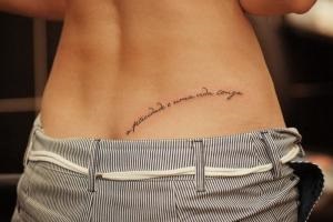 15 Fotografii cu cele mai fermecătoare inscripții de tatuaj pe partea inferioară a spatelui