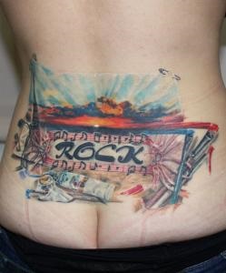 15 Fotografii cu cele mai fermecătoare inscripții de tatuaj pe partea inferioară a spatelui