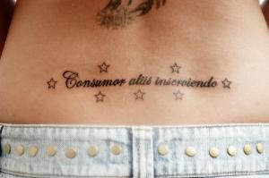 15 Fotografii cu cele mai fermecătoare inscripții de tatuaj pe partea inferioară a spatelui