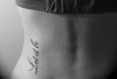 15 Fotografii cu cele mai fermecătoare inscripții de tatuaj pe partea inferioară a spatelui