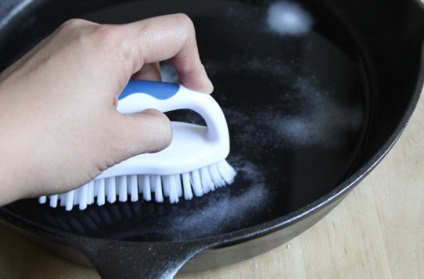 6 Moduri de a curăța vasele din fontă - fiți în subiect