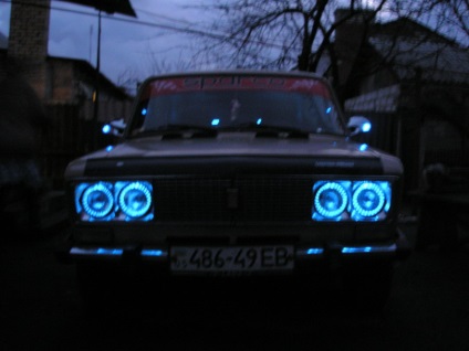 Angel Eyes с ръцете си