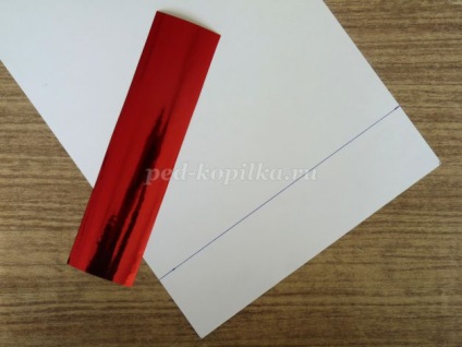 A saját kezű kupakkal ellátott papírkosár-tollak (kézipoggyászok egy hulladékanyag-mesterkurzusból) Papírtekercs toll sapkával