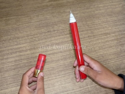 Papírtekercs toll sapkával