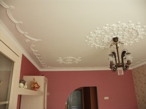 Designul tavan al livingului cu stuc - decor interior