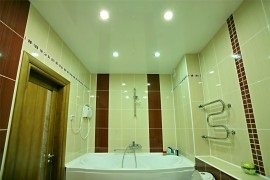 Tavane întinse foto în baie, tavan lucios, mat, renovare apartament