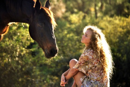 Photo ló post és szép lányok a természetben