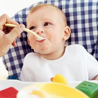 Cum să înveți un copil să mănânce prin lingura lui prima lingură pentru un copil