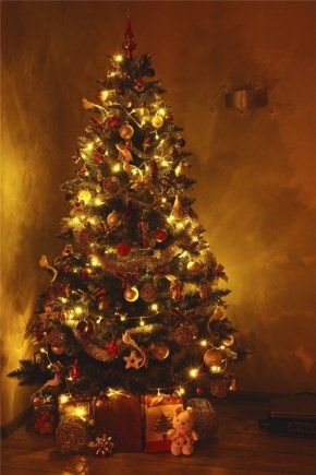 Hogyan kell megfelelően díszíteni és díszíteni a karácsonyfa
