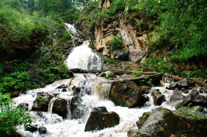 Kamyshlinsky vízesés az Altai hegyen (Kamyshlinsky) Kamyshlinsky vízesés az Altai hegyen