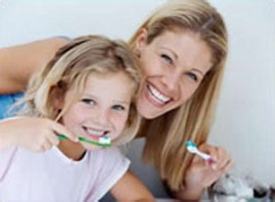Imagini ale copiilor care își perie dinții