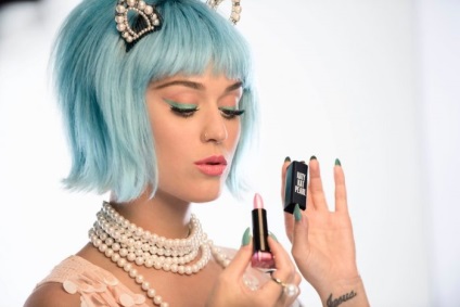 Katy Perry și covergirl au lansat o nouă colecție de produse cosmetice decorative