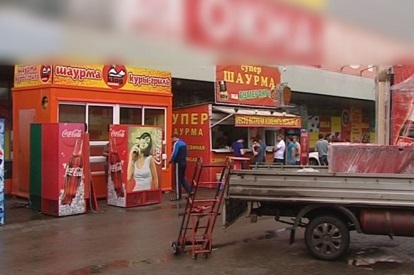 Cine plătește pentru fast-food Kurzii se plâng de tarabele ilegale cu shawarma