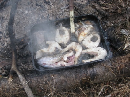 Un smokehouse ușor de drumeții dintr-un lafhak turistic de coacere