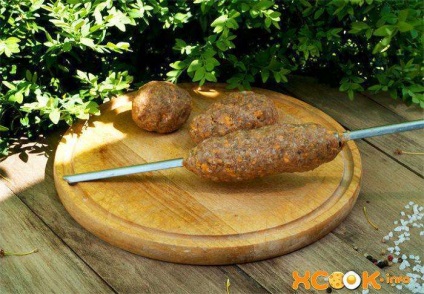 Lulya kebab szőrzeten - egy recept egy fotóval, hogyan főzni egy grillen