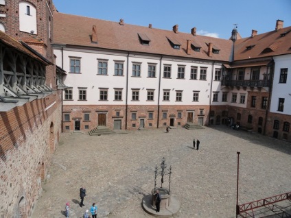 Castelul Mir de ochii unui străin, rus vs francez