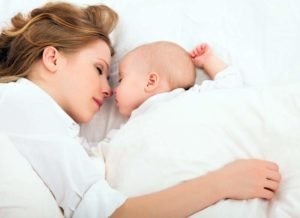 Este posibil ca un nou-născut să doarmă pe un ton moale