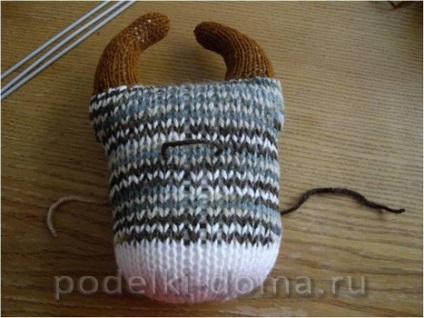 Jucărie moale de vițel (tricotat cu ace de tricotat), o cutie de idei și clase de master