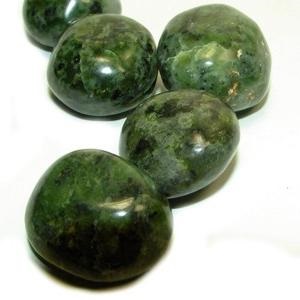 Proprietăți de piatră de jad, origine și impact asupra oamenilor