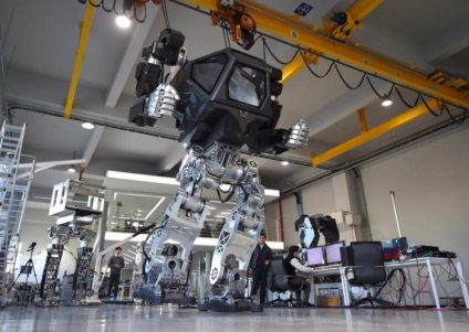 Noul costum robot de mers pe jos, care va scutura lumea în acest an