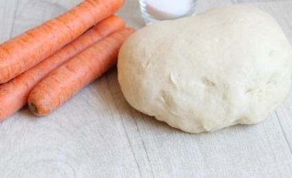 Банички с моркови в тиган в етапа на рецепти фурна по стъпка