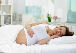 Miért és mennyi ideig várhatják a terhes nők a hátukon alvást, hogyan kell alvás közben megfelelő módon aludni