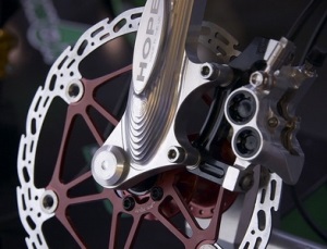 Miért fékeznek a kerékpár fék a fékbetéteken?