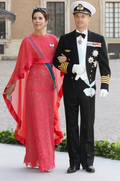 Prințesa din Danemarca Mary este îmbrăcată mai bine decât teritoriul lui Kate Middleton de stil și creativitate