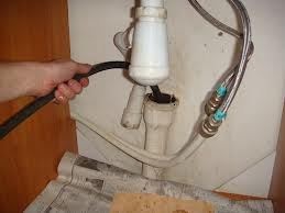 Curățarea conductelor de canalizare pentru a elimina blocajul la domiciliu, cablul este o sarcină ușoară