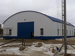 Proiectul unei case de apartamente din construcții metalice arcuite - hangare din Siberia