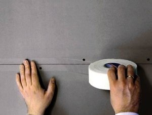 Procesul de umplere a tavanului pentru pictarea regulilor de execuție cu propriile mâini