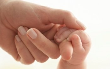 Dezvoltarea timpurie a jocurilor pentru degete pentru un copil de 1-3 luni - Mama prin