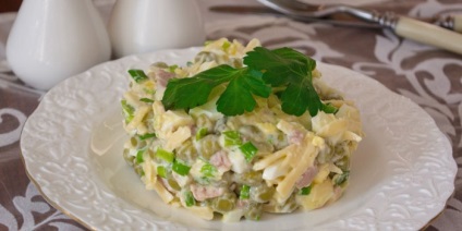 Saláta májjal - egyszerű receptek ízletes ételeket ízzel, uborka, tojás vagy majonézzel