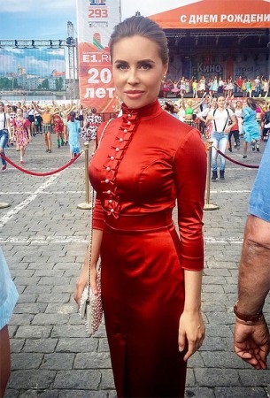 Cel mai tare costum al lui Julia Mikhalkova în 2016 - fan clubul gălucilor de la Ural