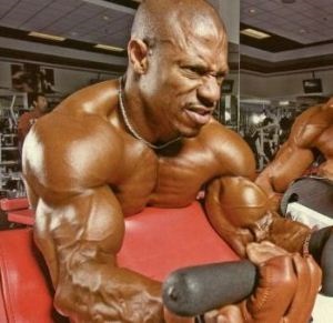 Îndoirea mâinilor pe banca lui Scott - un exercițiu eficient asupra bicepsului de la Larry Scott